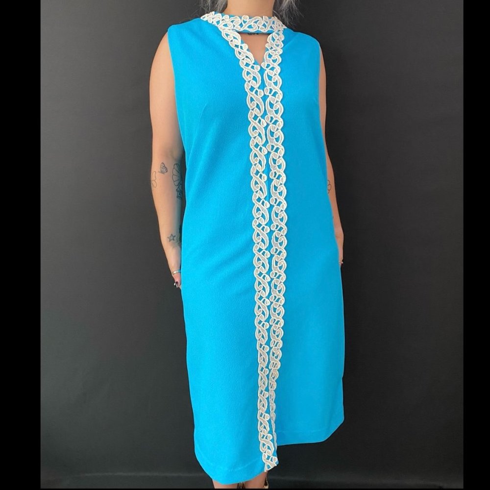 60s Sleeveless Embroidered Keyhole Shift Dress